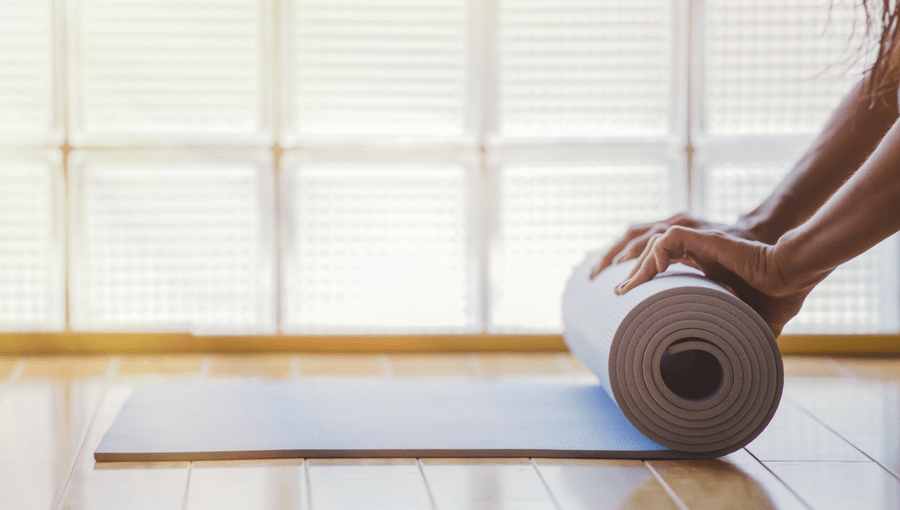 Stendere un tappetino da yoga