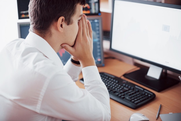 uomo stressato davanti al computer